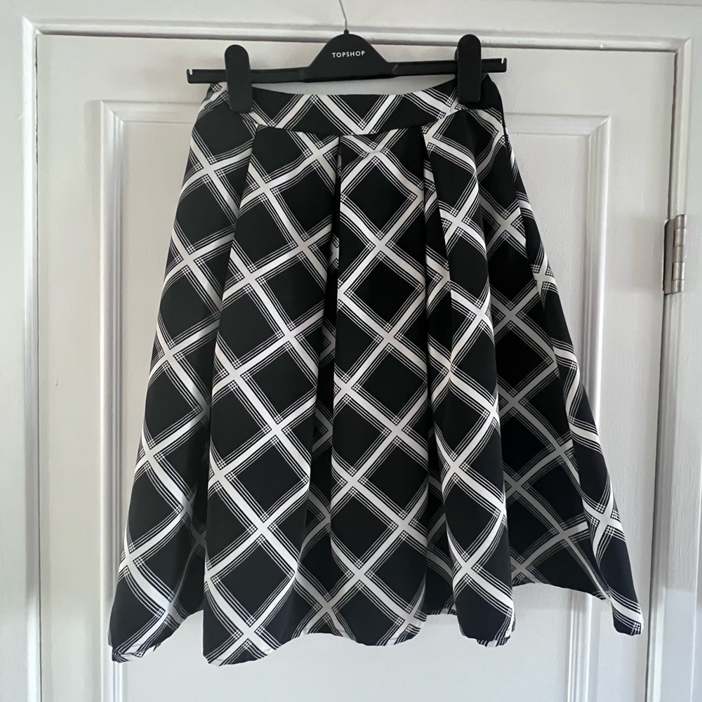Express black and white pleated lined high waisted knee length flare skirt sz 2
